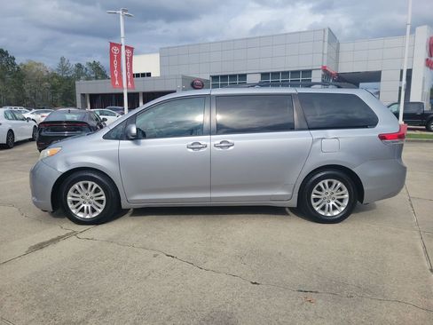 Used 2013 Toyota Sienna XLE w/ Entertainment Pkg image 2