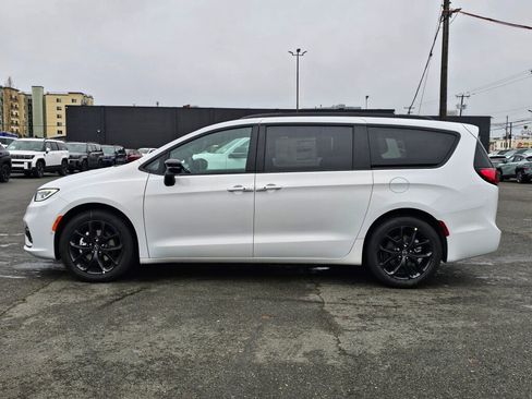 New 2026 Chrysler Pacifica Select image 5