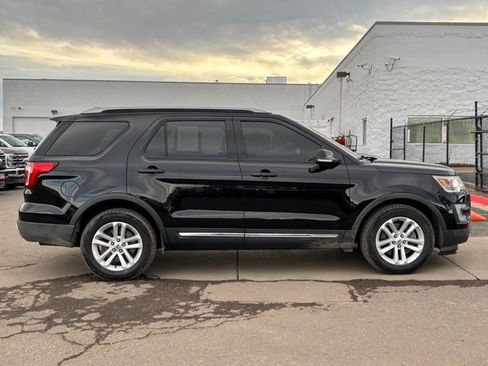 Used 2017 Ford Explorer XLT image 6