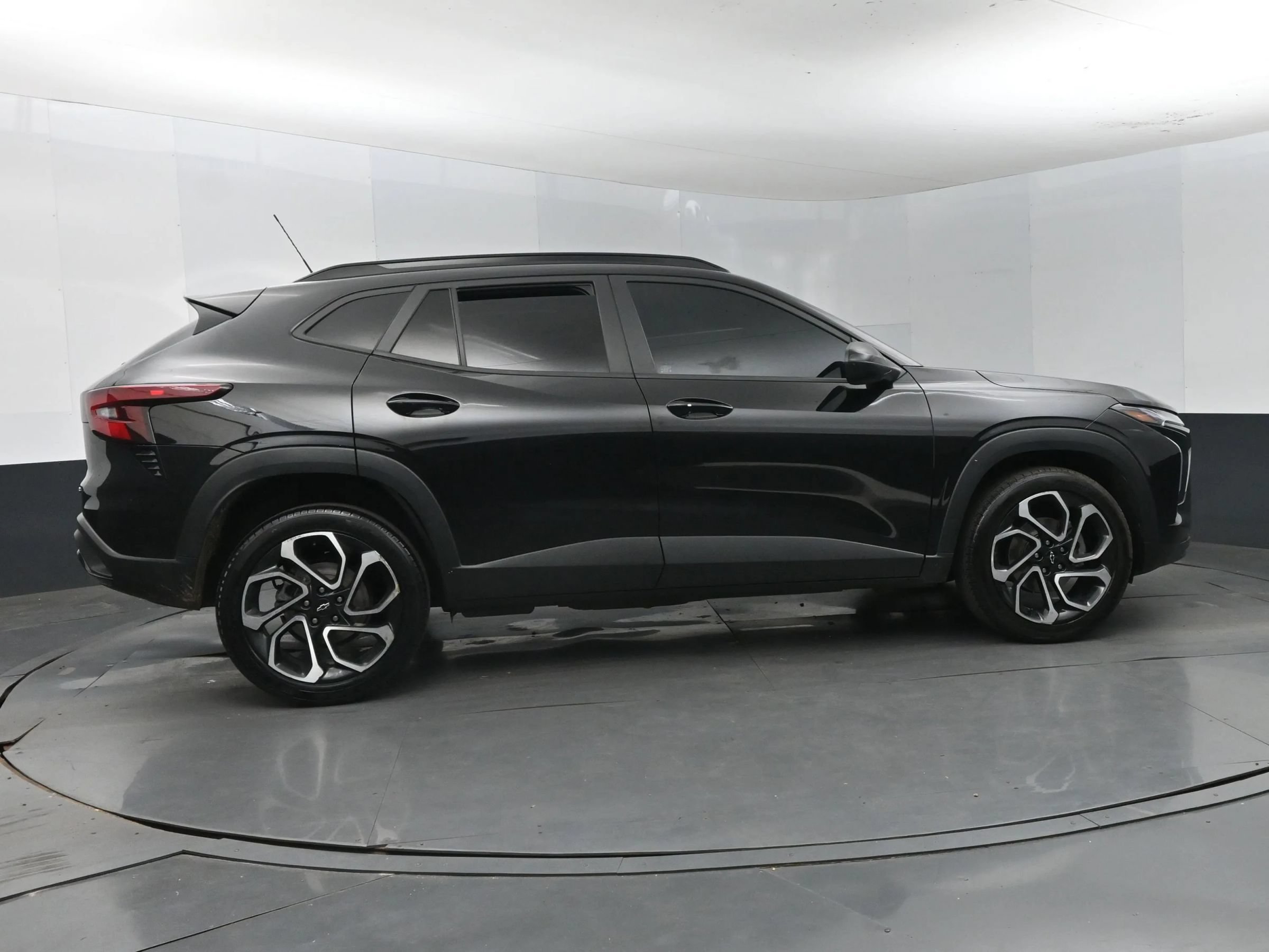 Used 2025 Chevrolet Trax RS FWD image 4