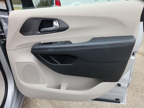 Used 2024 Chrysler Pacifica Touring-L image 47