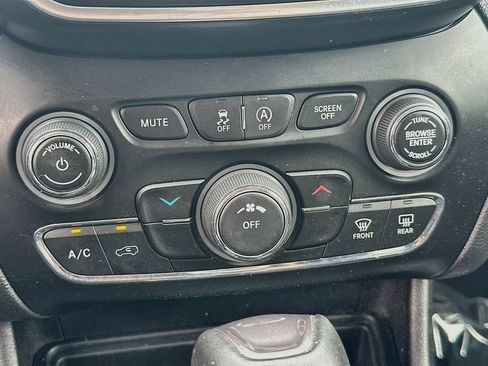 Used 2020 Jeep Cherokee Latitude Plus FWD image 15