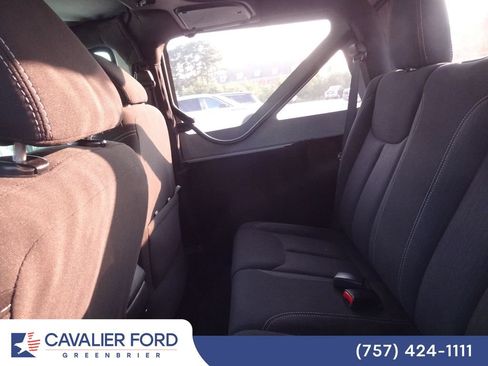 Used 2016 Jeep Wrangler Sahara w/ Connectivity Group AWD/4WD image 8