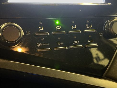 Used 2019 Toyota Camry LE image 18