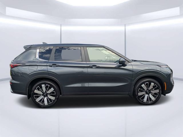 Used 2025 Mitsubishi Outlander SE FWD image 2