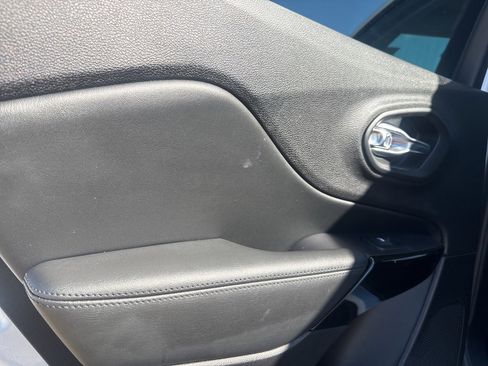 Used 2020 Jeep Cherokee Latitude Plus image 23