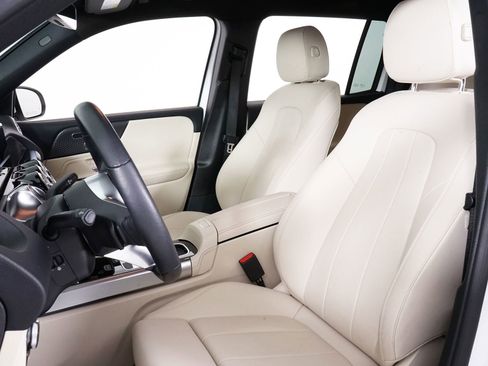 Used 2025 Mercedes-Benz GLB 250 4MATIC image 23