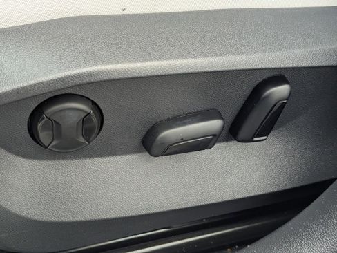 Used 2025 Volkswagen Taos SE image 26