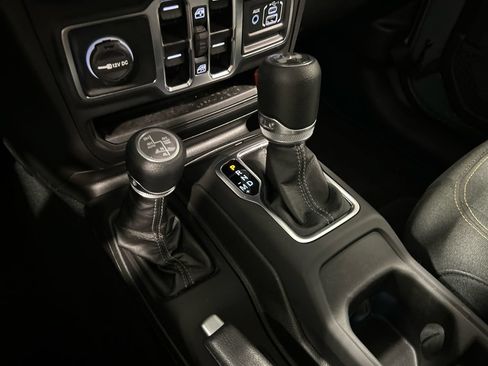Used 2025 Jeep Wrangler Unlimited Sahara AWD/4WD image 26