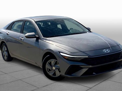 Used 2024 Hyundai Elantra SE image 2