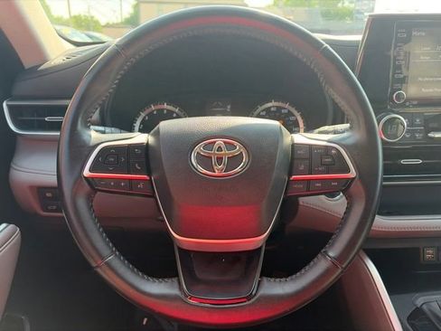 Used 2022 Toyota Highlander LE AWD/4WD image 10