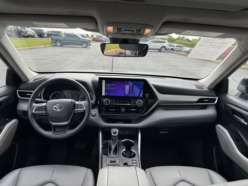 Used 2023 Toyota Highlander XLE AWD/4WD image 18