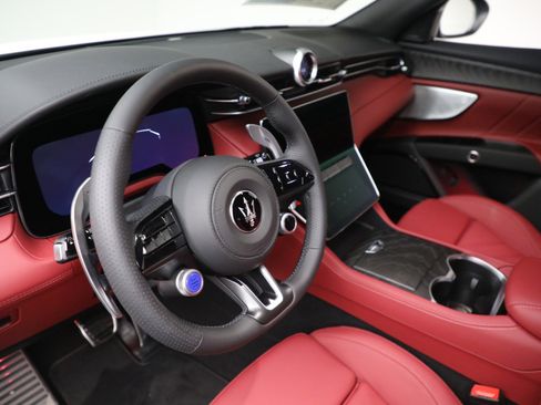 New 2025 Maserati Grecale GT image 13