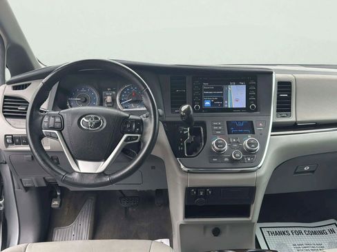 Used 2018 Toyota Sienna XLE image 13