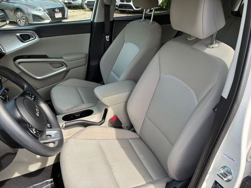 Used 2025 Kia Soul LX w/ LX Technology Package FWD image 33