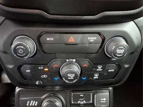 Used 2019 Jeep Renegade Latitude w/ Cold Weather Group AWD/4WD image 11