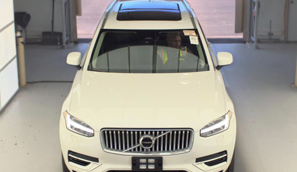 Used 2025 Volvo XC90 T8 Plus w/ Protection Package Premier AWD/4WD image 2