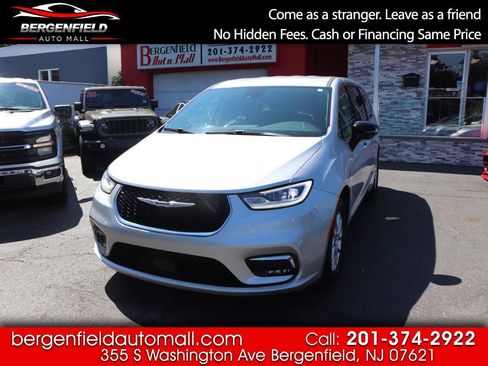 Used 2024 Chrysler Pacifica Touring-L FWD image 1