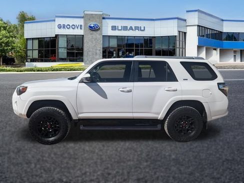Used 2018 Toyota 4Runner SR5 AWD/4WD image 2