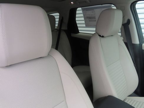 Used 2023 Land Rover Discovery Sport SE image 4