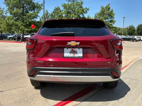 Used 2025 Chevrolet Trax LT FWD image 7