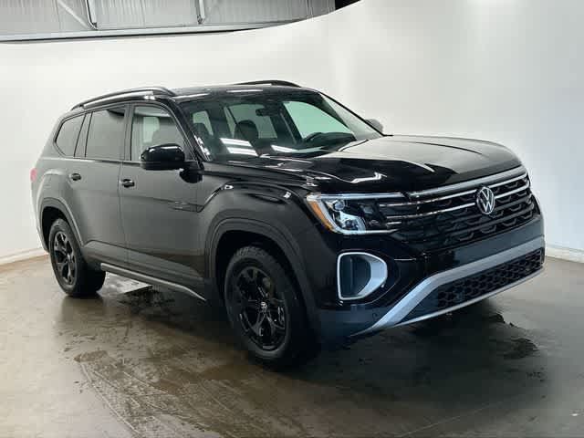Used 2025 Volkswagen Atlas Peak Edition SE AWD/4WD image 32