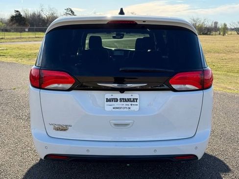 Used 2025 Chrysler Voyager LX image 5