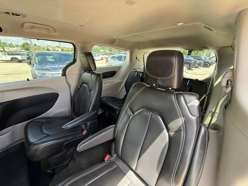 Used 2023 Chrysler Pacifica Touring-L FWD image 24