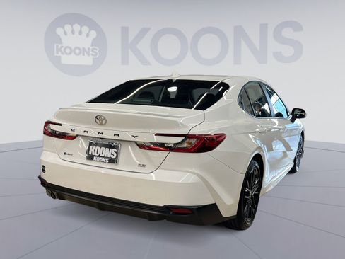 Used 2025 Toyota Camry SE image 5