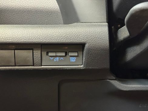 Used 2021 Toyota Sienna XSE FWD image 36