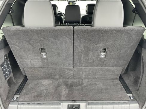 Certified 2024 Land Rover Discovery Dynamic SE image 38