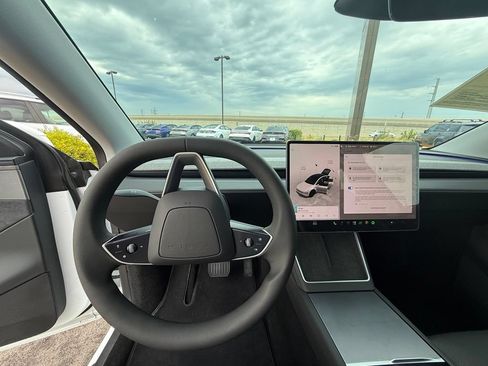Used 2026 Tesla Model Y AWD image 17