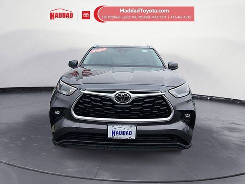 Used 2021 Toyota Highlander XLE AWD/4WD image 9