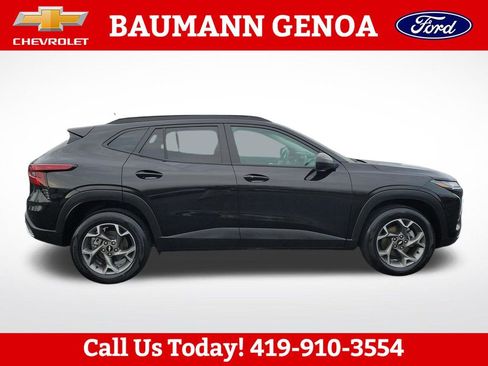 Used 2025 Chevrolet Trax LT w/ LT Convenience Package FWD image 4