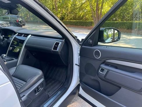 Used 2025 Land Rover Discovery Dynamic SE AWD/4WD image 10