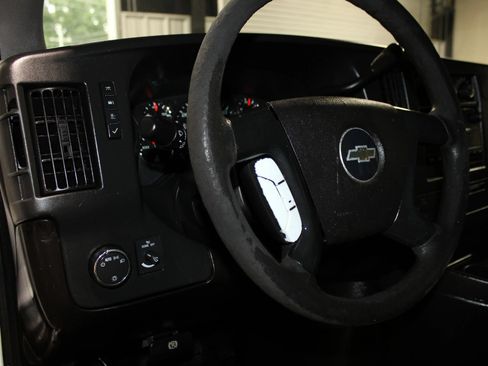 Used 2009 Chevrolet Express 1500 RWD image 16