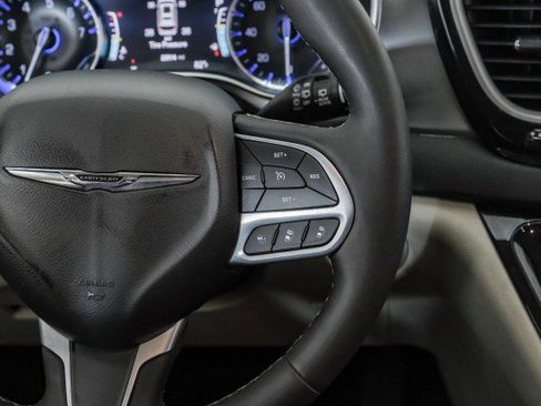 Used 2022 Chrysler Pacifica Touring-L image 15
