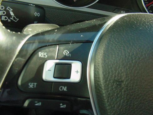 Used 2015 Volkswagen Golf SE image 8