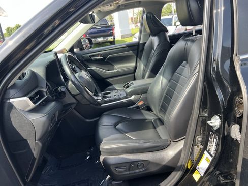 Used 2023 Toyota Highlander XLE AWD/4WD image 13