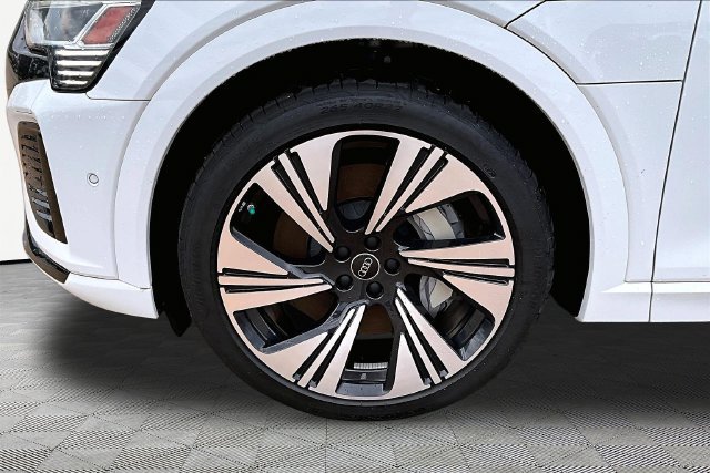 Used 2024 Audi Q8 e-tron Prestige AWD/4WD image 8