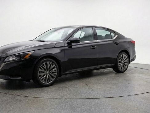 Used 2025 Nissan Altima 2.5 SV image 3