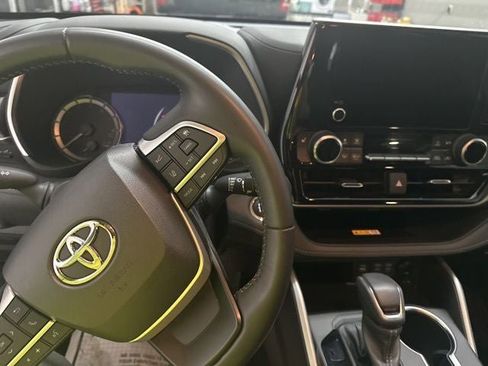 Used 2023 Toyota Highlander XLE FWD image 11