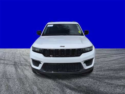Used 2023 Jeep Grand Cherokee Limited w/ Black Appearance Package AWD/4WD image 9