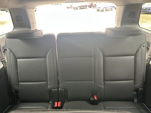 Used 2024 Chevrolet Suburban Premier image 25