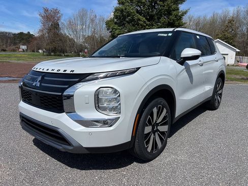 New 2026 Mitsubishi Outlander SE image 1