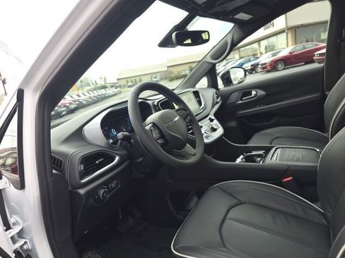 Used 2026 Chrysler Pacifica Premium FWD image 18