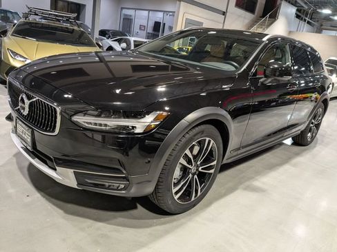 Used 2018 Volvo V90 T5 Cross Country w/ Convenience Package image 3
