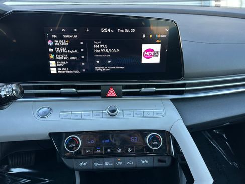 Used 2025 Hyundai Elantra Limited image 18