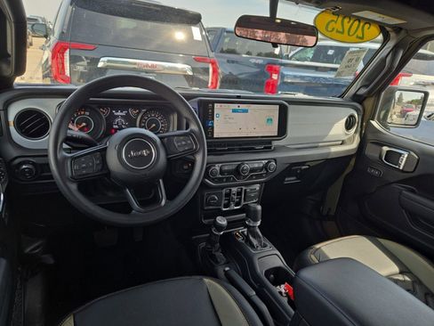 Used 2025 Jeep Gladiator Sport image 2