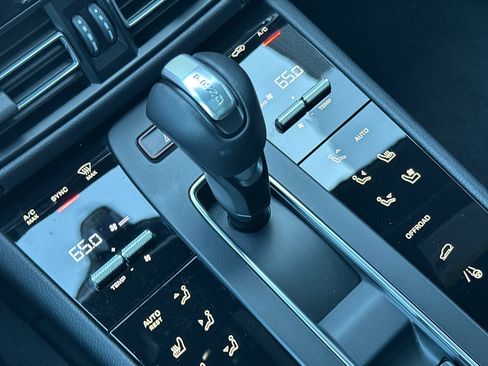 Used 2025 Porsche Macan AWD/4WD image 28